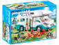Camping-car jouet avec figurines et accessoires de camping.