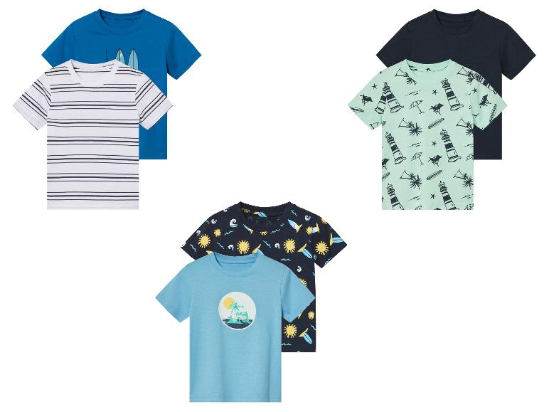 Lots de t-shirts pour enfants : rayures, motifs plage et surf.