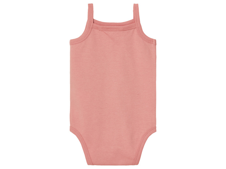 Un body bébé rose avec des bretelles fines.