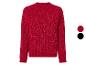 Un pull rouge en tricot avec des paillettes.