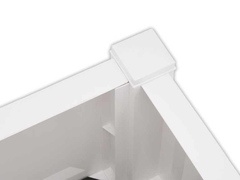 Gros plan d'un pot de fleurs carré blanc.