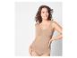 Une femme porte un top beige sans couture et des sous-vêtements.