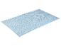 Un tapis de bain bleu clair avec une texture douce.