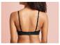 Une femme porte un soutien-gorge noir sans armatures.