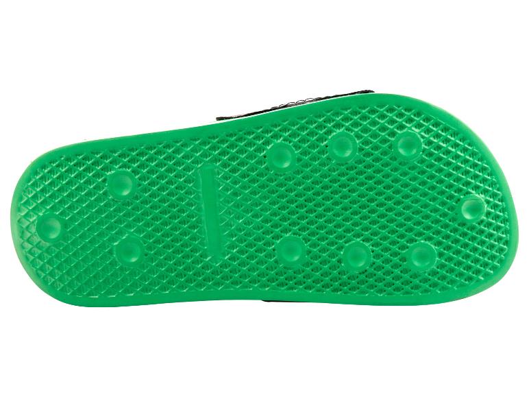 Semelles vertes d'une paire de sandales.