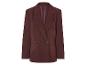 Un blazer bordeaux à double boutonnage.