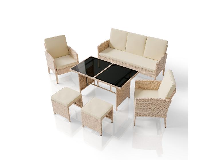 Ensemble de mobilier de jardin en rotin avec canapé trois places, deux fauteuils, deux poufs et table basse en verre.