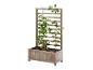 Une jardinière en bois avec un treillis, remplie de plantes et de poivrons.