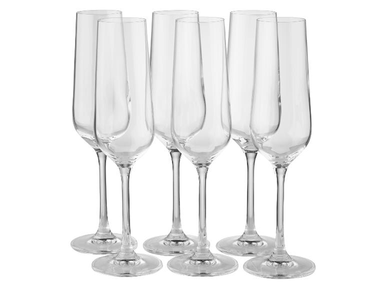 Six flûtes à champagne transparentes.