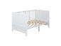 Lit bébé en bois blanc à lattes, sans matelas.