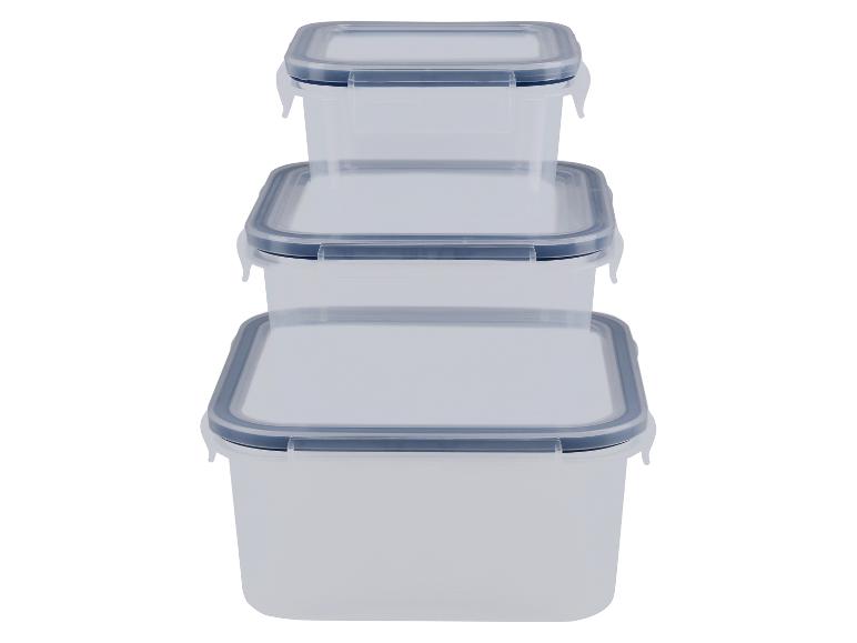 Trois contenants alimentaires en plastique transparent avec couvercles bleus, empilés les uns sur les autres.