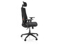 Un fauteuil de bureau noir avec un appui-tête et des roulettes.