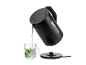 Bouilloire noire SilverCrest versant de l'eau dans une tasse de menthe.