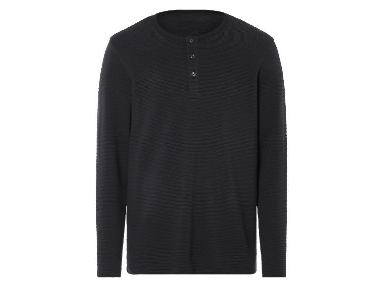 Un t-shirt noir à manches longues avec des boutons.