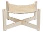 Hamac pour chat en bois clair avec coussin en fausse fourrure beige.