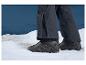 Chaussures d'hiver noires de style sportif sur la neige.