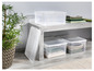 Boîtes de rangement transparentes avec couvercles, remplies de vêtements.