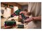 Homme tient une perceuse sans fil PARKSIDE® 12 V avec batterie 4 Ah dans un atelier.