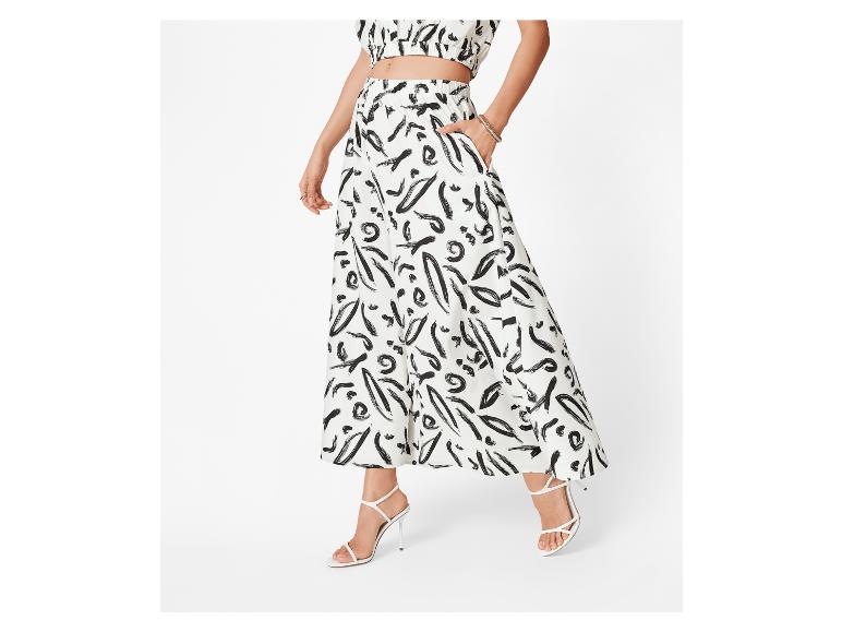 Jupe longue et haut courts à imprimé abstrait noir et blanc.