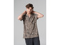 Homme portant une chemise beige à motif noir et un pantalon noir.