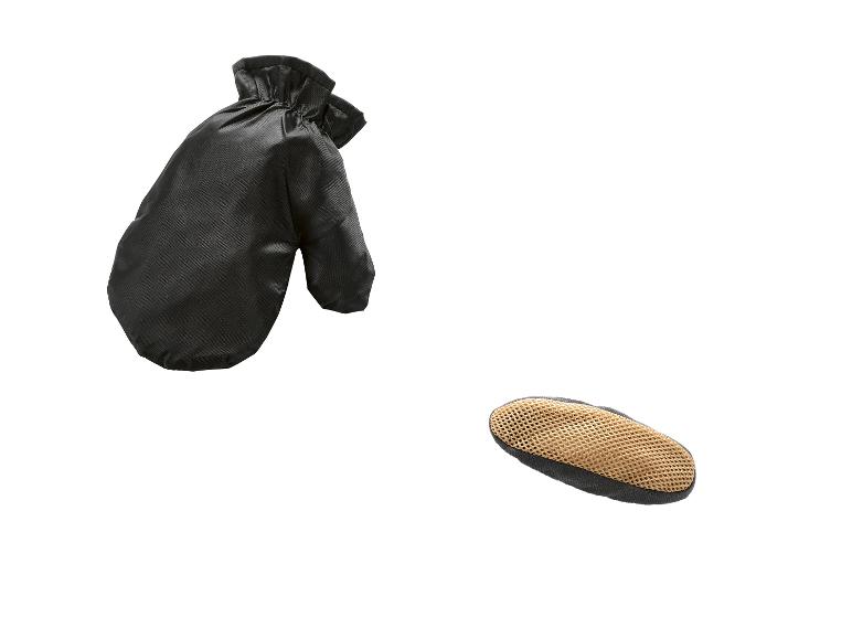 Gant noir et éponge jaune pour le nettoyage.
