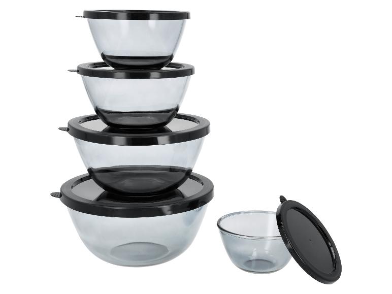 Ensemble de cinq bols mélangeurs en verre avec couvercles noirs, empilés.