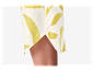 Robe courte en lin avec imprimé abstrait jaune moutarde.