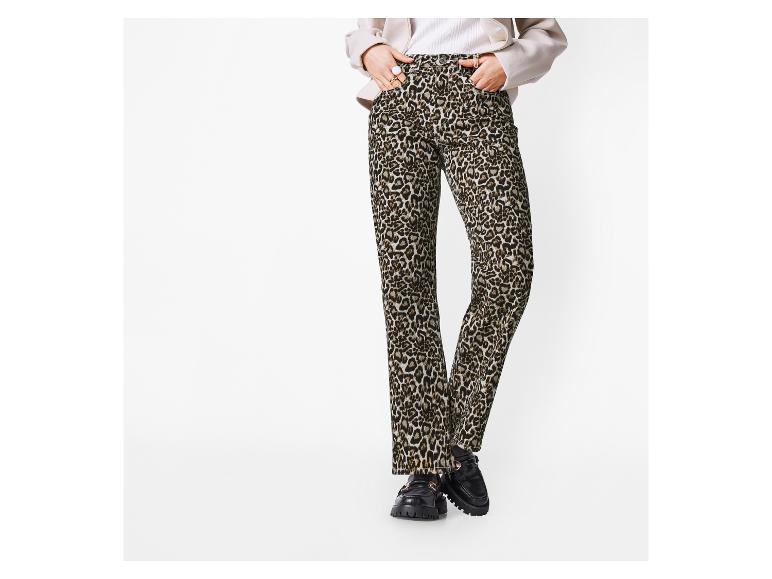 Pantalon imprimé léopard avec un blazer beige et des mocassins noirs