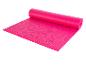 Un tapis de yoga rose de la marque 