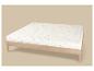Lit en bois clair avec matelas blanc à motif de palmiers bleus.