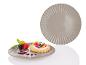 Une assiette grise avec un gâteau aux fruits et une assiette vide à côté.