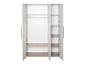 Armoire blanche ouverte avec étagères en bois et une tringle à vêtements.