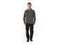 Homme en veste polaire grise et pantalon de travail noir.