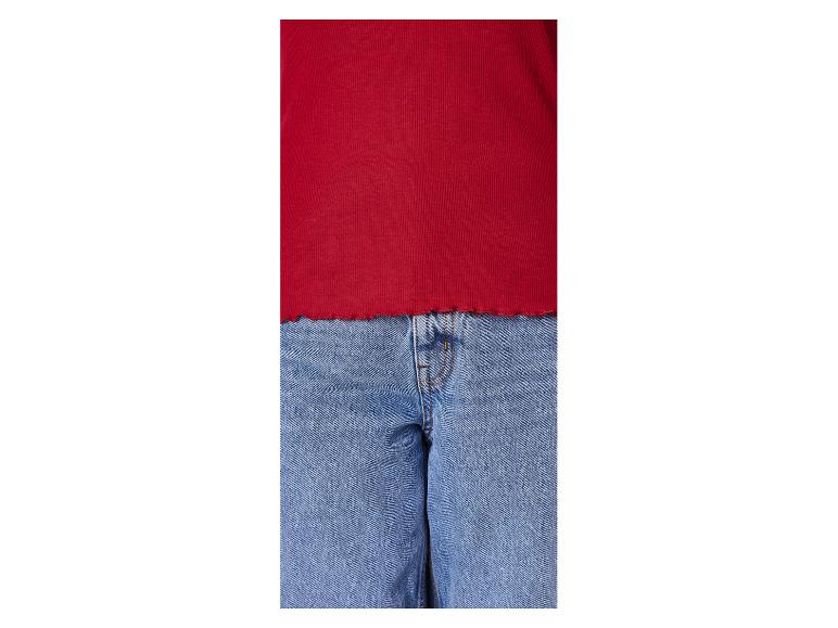 Haut côtelé rouge et jean bleu