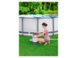 Une femme près d'une piscine avec une pompe de filtration.