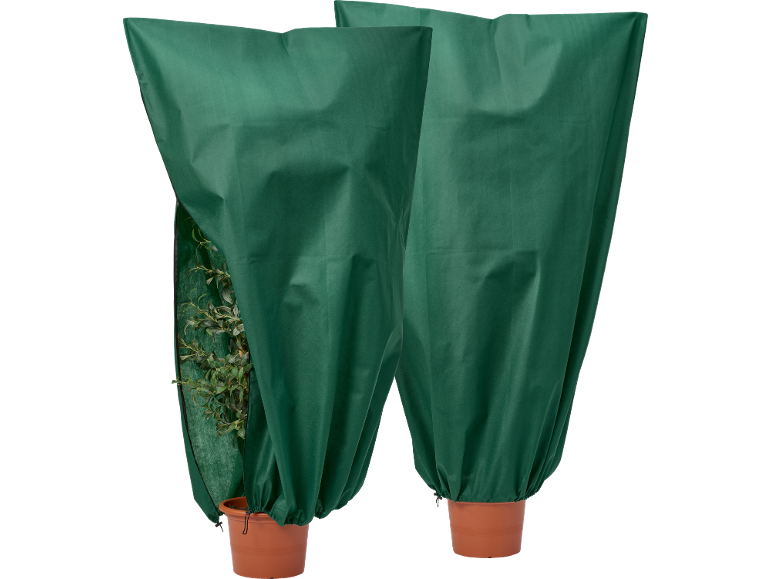 Deux housses de protection vertes pour plantes en pot.