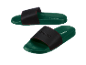 Une paire de tongs Parkside vert foncé avec une bande noire.