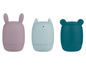 Trois porte-biberons en silicone colorés avec des motifs de lapin, de chat et d'ours.