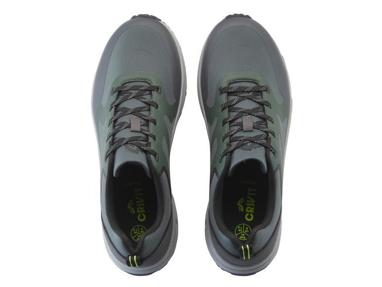 Une paire de chaussures de course Crivit vertes.