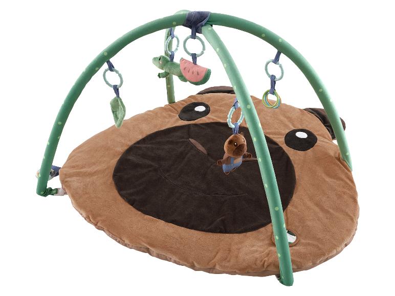 Tapis d'éveil bébé en forme d'ours brun avec arche verte et jouets suspendus.