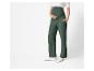 Pantalon de grossesse vert et chaussures blanches.