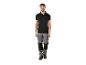 Vêtements de travail Parkside : polo noir et pantalon gris.