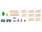 Des rails de train en bois avec un véhicule de police, un bâtiment et des figurines.