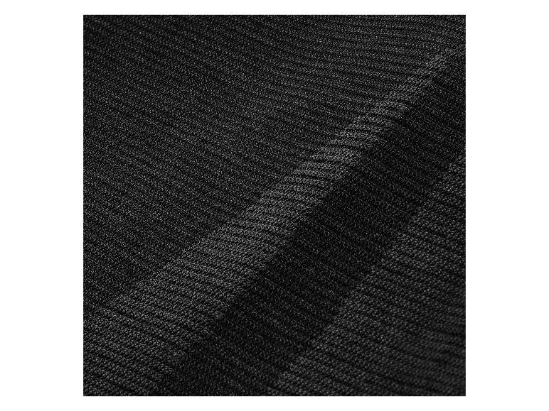 Tissu tricoté noir avec des plis subtils