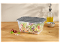 Boîte en plastique transparente contenant une salade, avec couvercle gris.