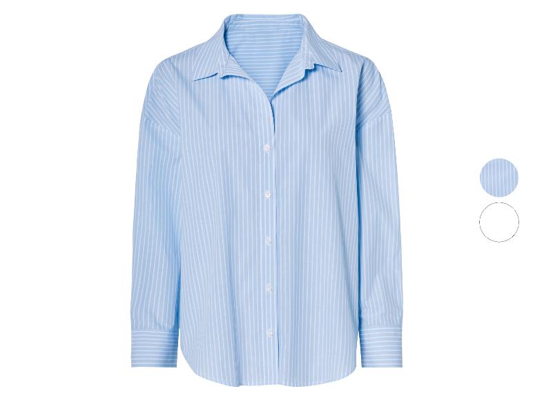 Une chemise bleu clair à rayures verticales, à manches longues et à boutons.