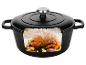 Cocotte en fonte noire avec un poulet rôti et des légumes à l'intérieur, vue en coupe.