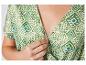 Détail d'une robe à imprimé géométrique vert et bleu.