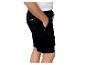 Homme en short de travail noir avec poches latérales et cordon de serrage.