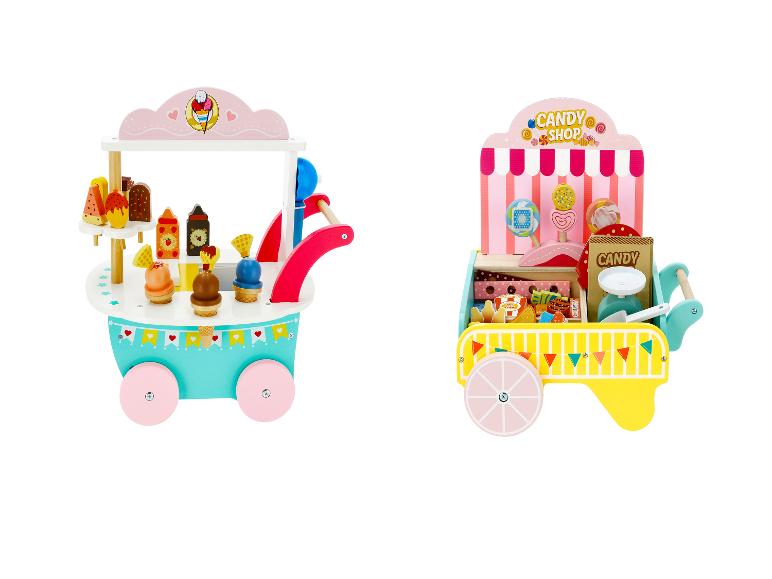 Deux chariots de jouets en bois : un chariot de glaces avec esquimaux et cornets, et un chariot de bonbons.